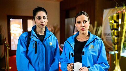 "Alles was zählt": Chiara (r.) gibt sich vor Leyla zuversichtlich, ihren Titel verteidigen zu können.