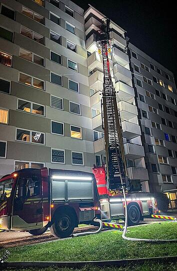 Feuerwehreinsatz an einem Balkon in München in der Silvesternacht.
