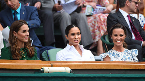 Prinzessin Kate (li.) kann bei öffentlichen Auftritten nicht mehr auf Meghan Markle zählen. Wäre Pippa (re.) nicht ohnehin besser geeignet? Hier waren die drei Damen 2019 gemeinsam in Wimbledon.