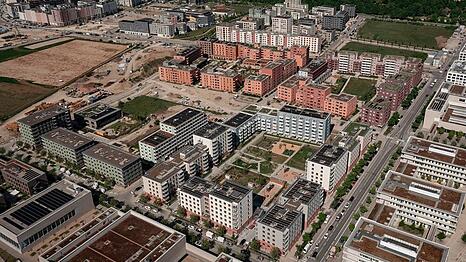 Im Neubaugebiet Freiham im Münchner Westen hat die Stadt viele Wohnungen gebaut. Doch künftig gibt es für den städtischen Wohnungsbau viel weniger Geld.