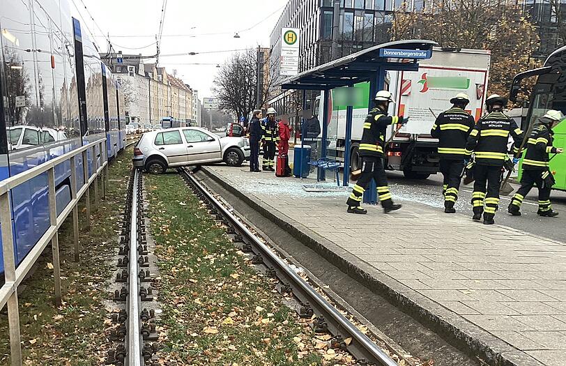 Das Auto rollte durch die Haltestelle auf die Tramgleise.