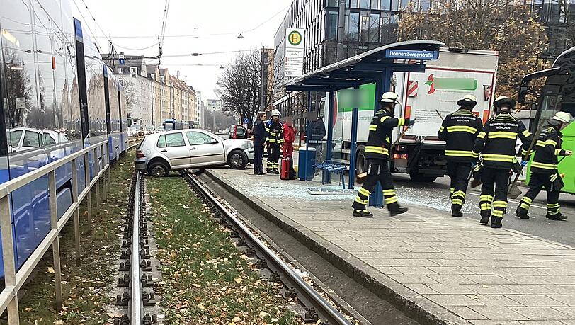 Das Auto rollte durch die Haltestelle auf die Tramgleise. Das Auto rollte durch die Haltestelle auf die Tramgleise.