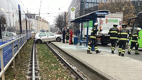 Das Auto rollte durch die Haltestelle auf die Tramgleise.