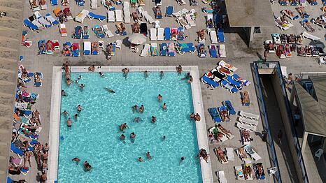 Immer wieder m&uuml;ssen in Spanien Freib&auml;der hastig ger&auml;umt werden, weil vor allem Kinder und Jugendliche absichtlich ihre F&auml;kalien ins Wasser ablassen. (Archiv-Bild)