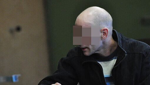 Andreas V. soll seine Stieftochter sexuell missbraucht haben. Ein Jahr nach der Tat bringt das mutmaßliche Vergewaltigungsopfer Zwillinge zur Welt. Andreas V. soll seine Stieftochter sexuell missbraucht haben. Ein Jahr nach der Tat bringt das mutmaßliche Vergewaltigungsopfer Zwillinge zur Welt.