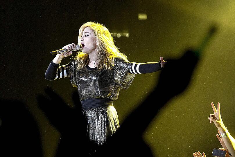 Madonna: 53-jährige Pop-Quenn und immer noch "sexy as hell" - sehen Sie hier die besten und heißesten Bilder ihrer Show in Rom.