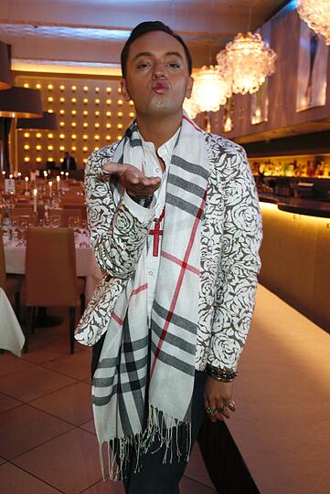 Aus dem Dschungel in den Glamour: Julian F. M. Stoeckel posiert beim "Ernsting's Family Fashion Dinner" im Rilano No.6 am Donnerstag für die Fotografen.