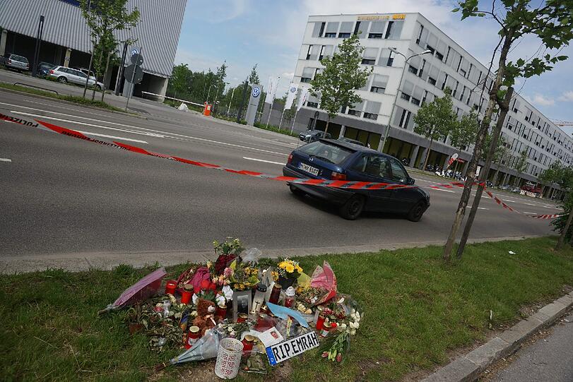 Die Unfallstelle an der Landsberger Straße schmücken Blumen und Kerzen
