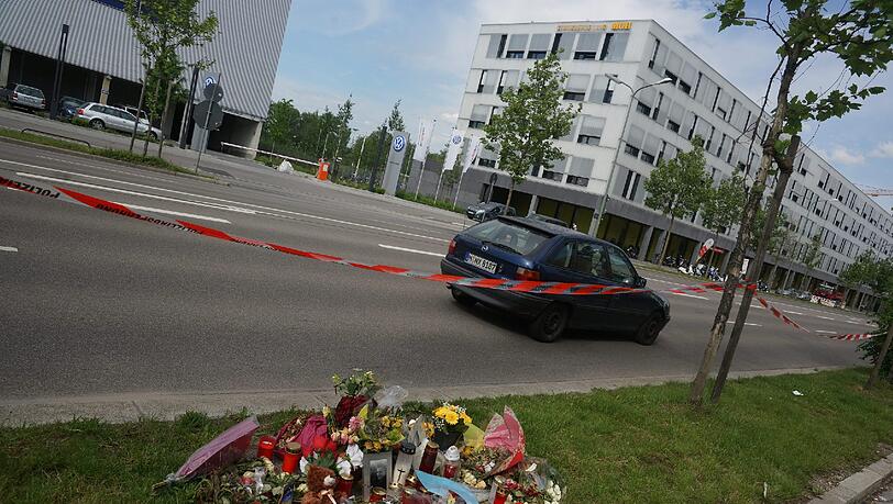 Die Unfallstelle an der Landsberger Straße schmücken Blumen und Kerzen Die Unfallstelle an der Landsberger Straße schmücken Blumen und Kerzen
