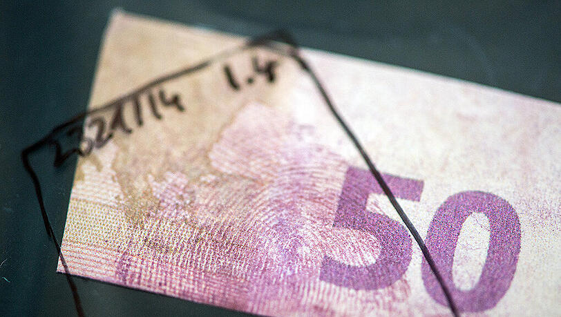 Ein von der Spurensicherung sichergestellter Fingerabdruck ist am 06.08.2015 beim Landeskriminalamt in München auf einem gefälschtem 50-Euro-Schein zu sehen. Ein von der Spurensicherung sichergestellter Fingerabdruck ist am 06.08.2015 beim Landeskriminalamt in München auf einem gefälschtem 50-Euro-Schein zu sehen.