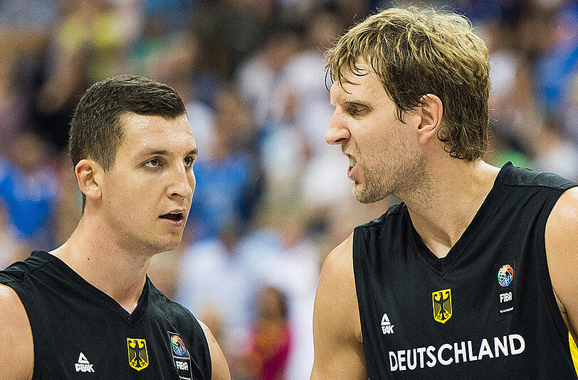 Im DBB-Team geht's kurz vor dem entscheidenden EM-Gruppenspiel gegen Spanien hoch her - hier Paul Zipser (links) und Dirk Nowitzki während der Partie gegen Italien.
