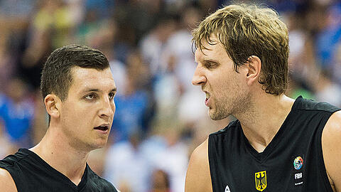 Im DBB-Team geht's kurz vor dem entscheidenden EM-Gruppenspiel gegen Spanien hoch her - hier Paul Zipser (links) und Dirk Nowitzki während der Partie gegen Italien.