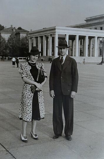Vor dem (1945 gesprengten) Ehrentempel am Königsplatz.
