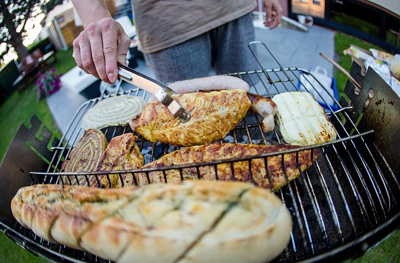 Dei Deutschen sind auf das Barbecue gekommen. Die Bau- und Gartenmärkte freuts: Sie profitieren vom seit Jahren steigenden Bedarf an Grills und Außenküchen. Foto: Christoph Schmidt