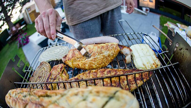 Dei Deutschen sind auf das Barbecue gekommen. Die Bau- und Gartenmärkte freuts: Sie profitieren vom seit Jahren steigenden Bedarf an Grills und Außenküchen. Foto: Christoph Schmidt Dei Deutschen sind auf das Barbecue gekommen. Die Bau- und Gartenmärkte freuts: Sie profitieren vom seit Jahren steigenden Bedarf an Grills und Außenküchen. Foto: Christoph Schmidt