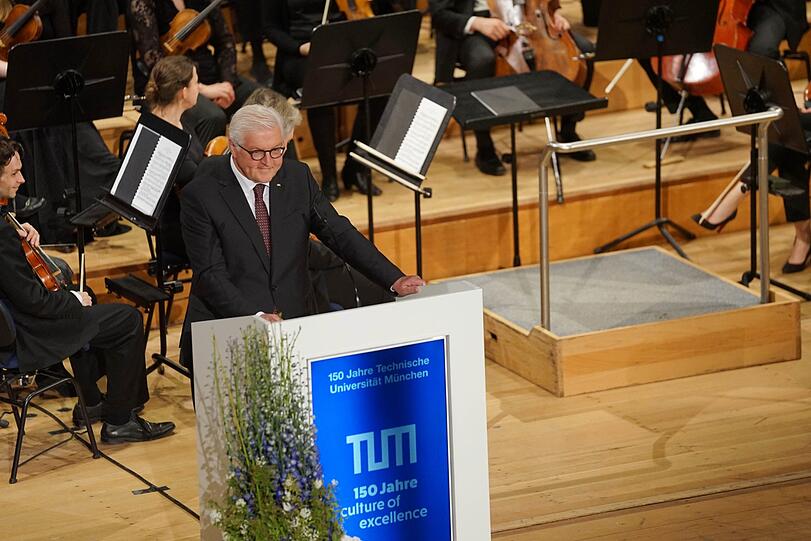 Bundespräsident Steinmeier spricht. Geladene Gäste bei Festakt der Technischen Universität im Herkulessaal.