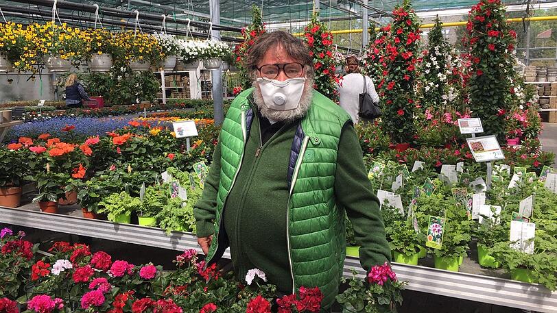 Thomas Gebert (72) darf wieder Geranien und andere Blumen verkaufen.