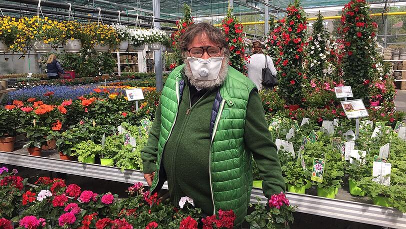 Thomas Gebert (72) darf wieder Geranien und andere Blumen verkaufen. Thomas Gebert (72) darf wieder Geranien und andere Blumen verkaufen.