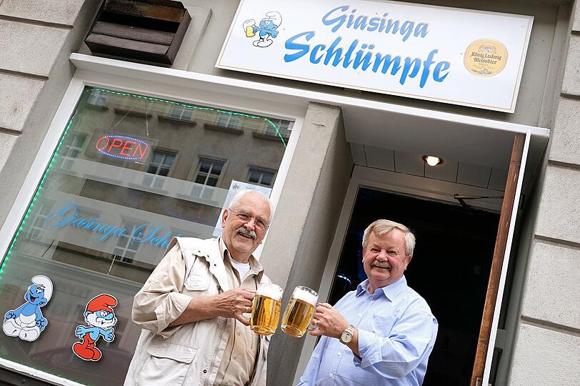 Prost: Axel Massenbach (l.) ist schon Stammgast beim neuen Wirt Willy Grabner. Die Schlümpfe am Fenster freut&rsquo;s.