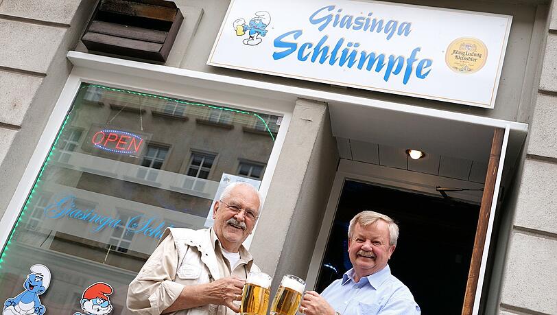 Prost: Axel Massenbach (l.) ist schon Stammgast beim neuen Wirt Willy Grabner. Die Schlümpfe am Fenster freut’s. Prost: Axel Massenbach (l.) ist schon Stammgast beim neuen Wirt Willy Grabner. Die Schlümpfe am Fenster freut’s.
