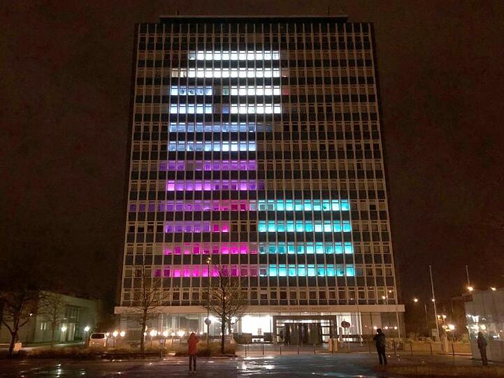 56.448 LEDs an den 392 Fenstern verwandeln die Fassade des Kieler Uni-Hochhauses in eine Riesen-Mattscheibe mit einer Diagonale von gut 43 Metern.