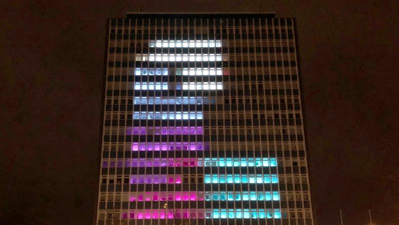 56.448 LEDs an den 392 Fenstern verwandeln die Fassade des Kieler Uni-Hochhauses in eine Riesen-Mattscheibe mit einer Diagonale von gut 43 Metern. 56.448 LEDs an den 392 Fenstern verwandeln die Fassade des Kieler Uni-Hochhauses in eine Riesen-Mattscheibe mit einer Diagonale von gut 43 Metern.