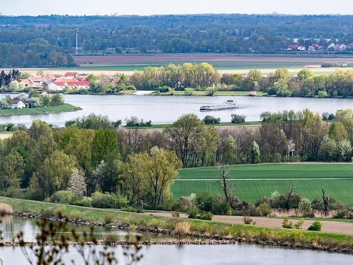 Ein Schiff fährt auf der Donau in der Oberpfalz. Foto: Armin Weigel/dpa/Archivbild