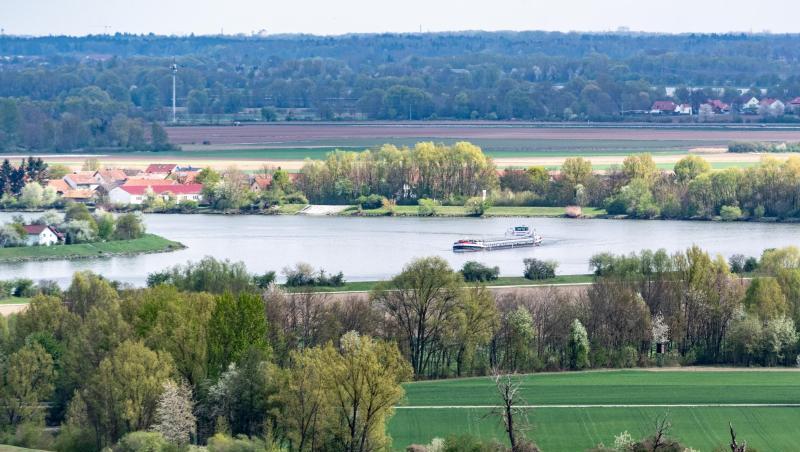 Ein Schiff fährt auf der Donau in der Oberpfalz. Foto: Armin Weigel/dpa/Archivbild Ein Schiff fährt auf der Donau in der Oberpfalz. Foto: Armin Weigel/dpa/Archivbild