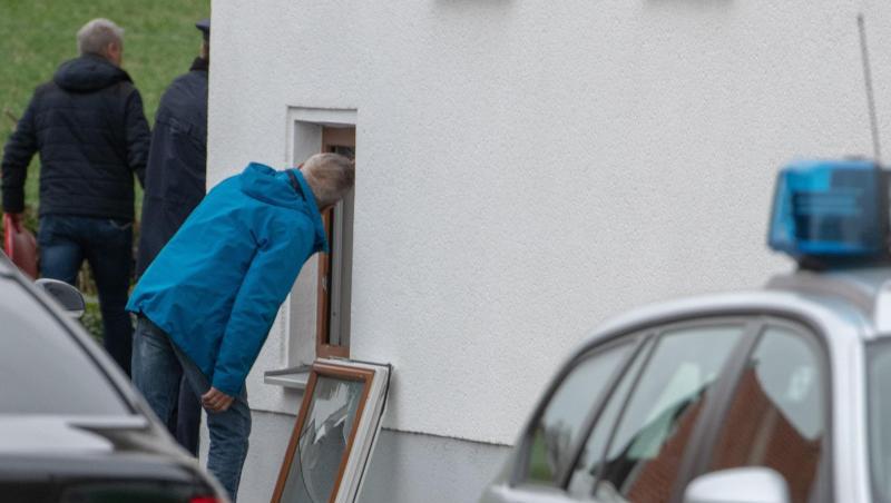 In dem Einfamilienhaus in Niederbayern hatte die Polizei drei Leichen gefunden. In dem Einfamilienhaus in Niederbayern hatte die Polizei drei Leichen gefunden.