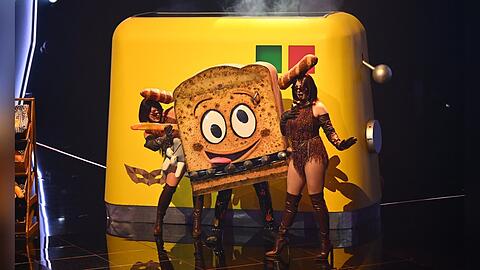Der Toast sorgte für gute Laune in der Kostüm-Show. Doch die fröhliche Brotscheibe musste die Hüllen fallen lassen und eine beliebte TV-Moderatorin kam zum Vorschein.