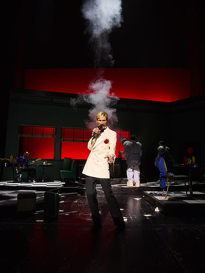 Madame Nielsen in "Very Rich Angels" in den Kammerspielen.