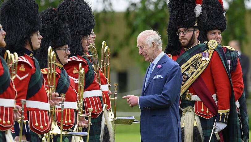 König Charles III., hier während eines Aufenthalts in Schottland im Juli, soll sich auf dem Weg der Besserung befinden.