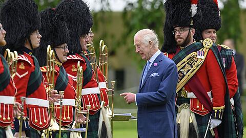 König Charles III., hier während eines Aufenthalts in Schottland im Juli, soll sich auf dem Weg der Besserung befinden.