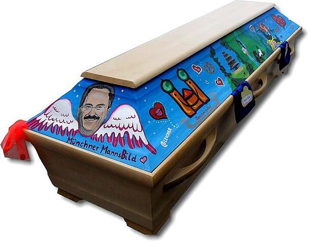 Diesen Sarg gestaltete Chris Bleicher im Auftrag der St&auml;dtischen Bestattung. Oberb&uuml;rgermeister Christian Ude als Engel mit Fl&uuml;geln, r&uuml;ckw&auml;rtslaufende Uhren und das M&uuml;nchner Kindl.