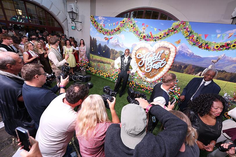 Gedränge auf dem grünen Teppich: Schon zwei Stunden vor der Live-Show standen die VIPs (im Foto im Mittelpunkt: Bruce Darnell) am Hofbräuhaus Schlange. Gedränge auf dem grünen Teppich: Schon zwei Stunden vor der Live-Show standen die VIPs (im Foto im Mittelpunkt: Bruce Darnell) am Hofbräuhaus Schlange.