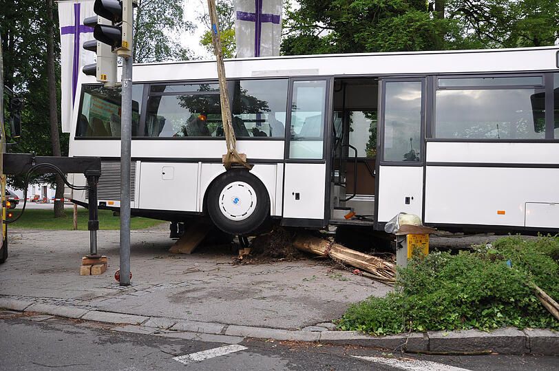 Waldkraiburg: Der Bus überfuhr zwei Bäume, nachdem der Fahrer hinter dem Steuer das Bewusstsein verlor