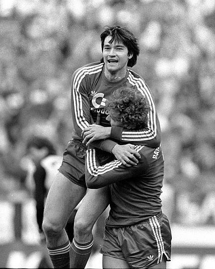 Reinhold Mathy (1979 bis 1987 beim FC Bayern): Der Angreifer sollte Nachfolger Rummenigges werden &ndash; und wurde zum ersten öffentlichen Burn-out-Fall im Profi-Fußball. 100 Spiele machte Mathy für Bayern, schoss 21 Tore, glücklich wurde er aber nie. 1986 brach er, mitten in der erfolgreichsten Phase, im Weserstadion zusammen. &bdquo;In dem Moment war es ein Kreislaufkollaps, aber insgesamt ein Burn-out&ldquo;, sagt er. Uli Hoeneß versuchte zu helfen, riet zur Therapie. Weniger sensibel waren die Mitspieler. Zum Abschied 1987 hängten ihm die Kollegen zwei Fußballschuhe überkreuz an den Spind. Darunter ein Papier: &bdquo;Verräter&ldquo;.