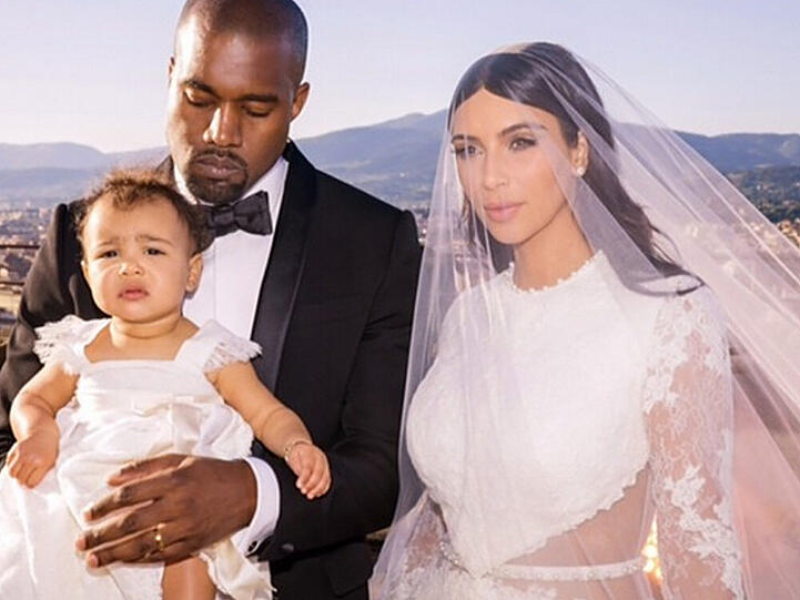 Kim Kardashian, Kanye West und North bei der Hochzeit.