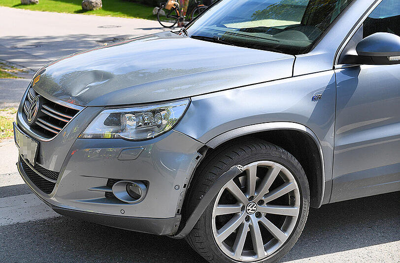 Ein Autofahrer erfasst mit seinem VW mehrere junge Asylbewerber - drei Kinder werden schwer verletzt. Die Bilder aus Ruhpolding.