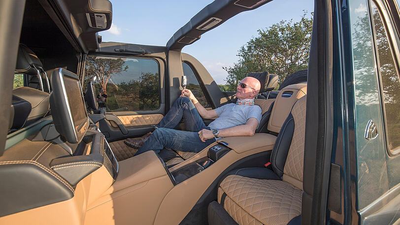 So lässt es sich reisen: Die elektrisch verstellbaren Maybach-Sessel lassen sich in eine bequeme Liegeposition bringen und bieten diverse Massageprogramme.