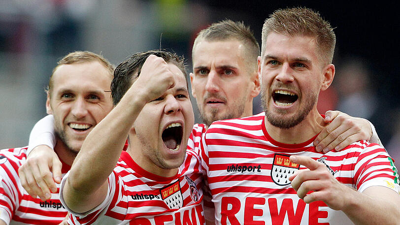Der Kölner Torschütze zum 3:0 Simon Terodde (rechts) jubelt mit Marcel Risse, Louis Schaub und Dominick Drexler (von links).