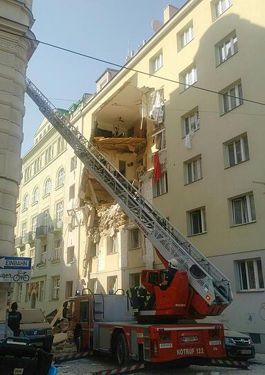 In der Wiener Innenstadt ist es am Mittwoch zu einer heftigen Explosion gekommen. Betroffen waren 22 Wohnungen, in denen 42 Menschen gemeldet waren. Mindestens 14 Menschen wurden dabei verletzt.