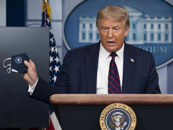 Kehrtwende: US-Präsident Donald Trump präsentiert eine Schutzmaske.
