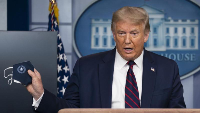 Kehrtwende: US-Präsident Donald Trump präsentiert eine Schutzmaske. Kehrtwende: US-Präsident Donald Trump präsentiert eine Schutzmaske.