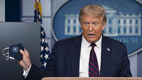 Kehrtwende: US-Präsident Donald Trump präsentiert eine Schutzmaske.