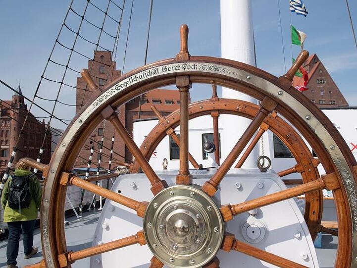 Blick auf den Schriftzug "Gorch Fock" am Steuerrad des Segelschiffs.