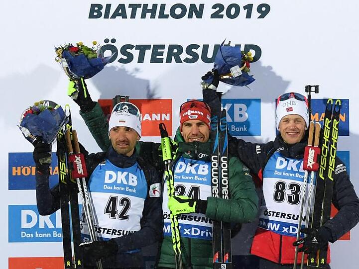 Auf dem Podest: Sieger Arnd Peiffer (M), der Zweitplatzierte Vladimir Iliev (l) aus Bulgarien und der Norweger Tarjei Bö.