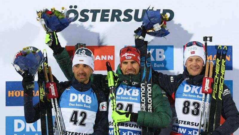 Auf dem Podest: Sieger Arnd Peiffer (M), der Zweitplatzierte Vladimir Iliev (l) aus Bulgarien und der Norweger Tarjei Bö. Auf dem Podest: Sieger Arnd Peiffer (M), der Zweitplatzierte Vladimir Iliev (l) aus Bulgarien und der Norweger Tarjei Bö.