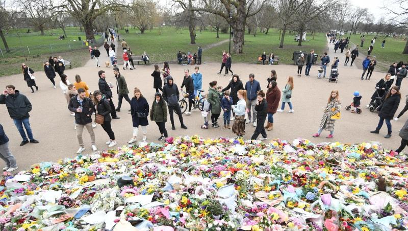 Menschen legen in dem Park Clapham Common Blumen für Sarah Everard nieder.