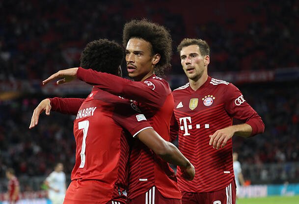 Serge Gnabry (l.) und Leroy Sané (m.) kämpfen gegen Villarreal um einen Platz auf dem Flügel. Serge Gnabry (l.) und Leroy Sané (m.) kämpfen gegen Villarreal um einen Platz auf dem Flügel.